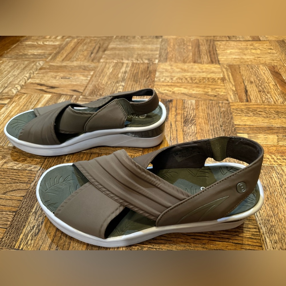 Great Bzees sunset wedge sandals in olive, size 9.5